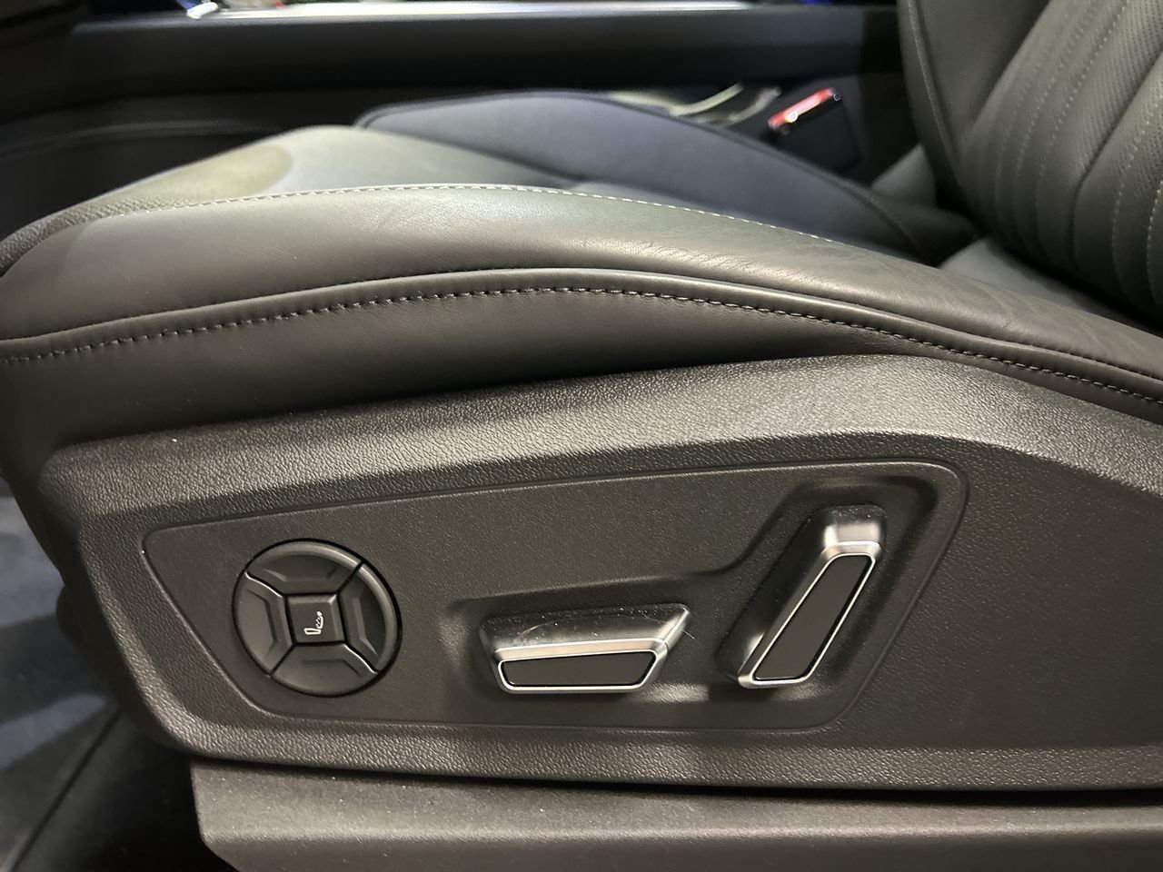 New 2024 Mythos Black metallic / Pearl effect Audi Quattro image 21