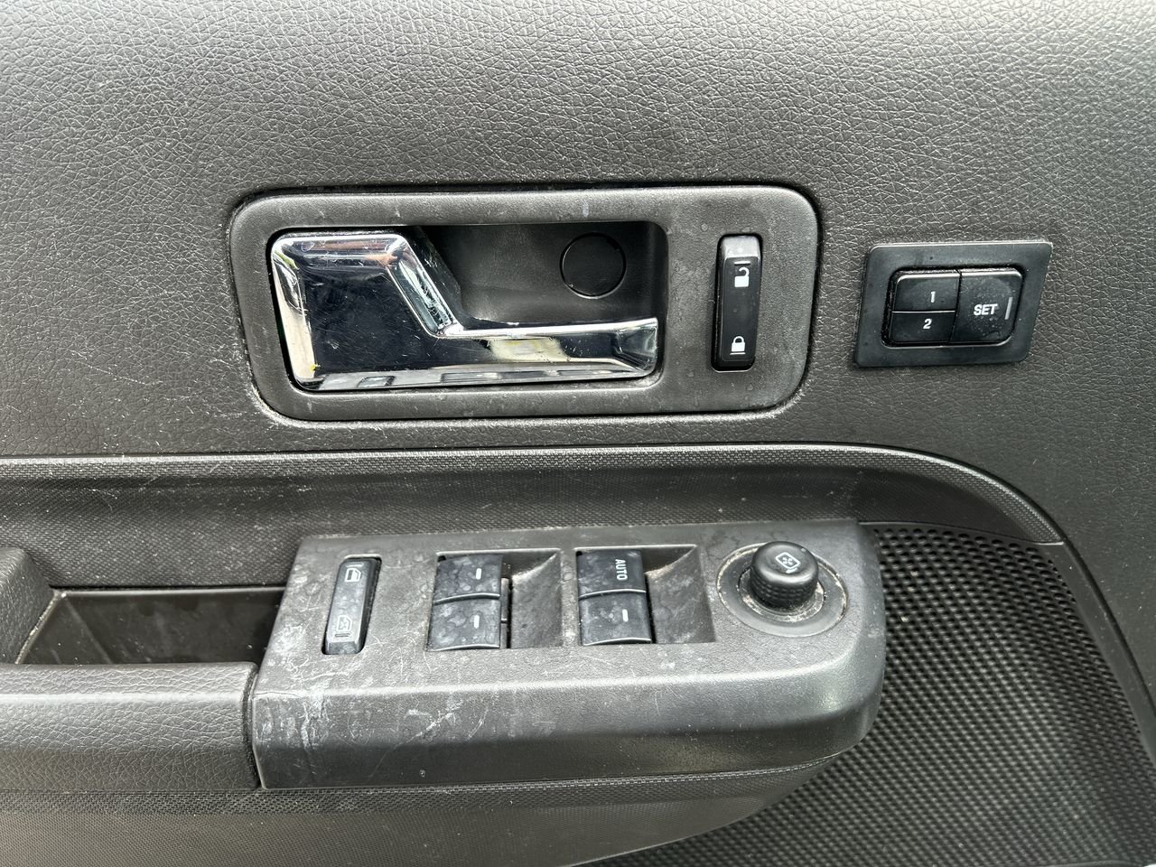 Used 2008 White Ford Limited 4D Utility AWD image 21