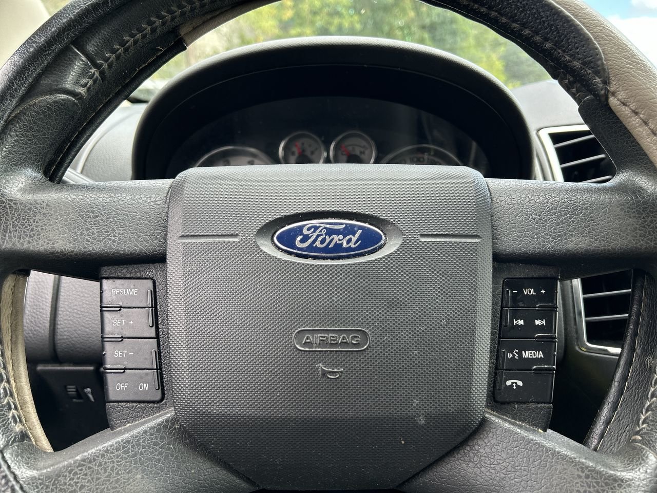 Used 2008 White Ford Limited 4D Utility AWD image 22