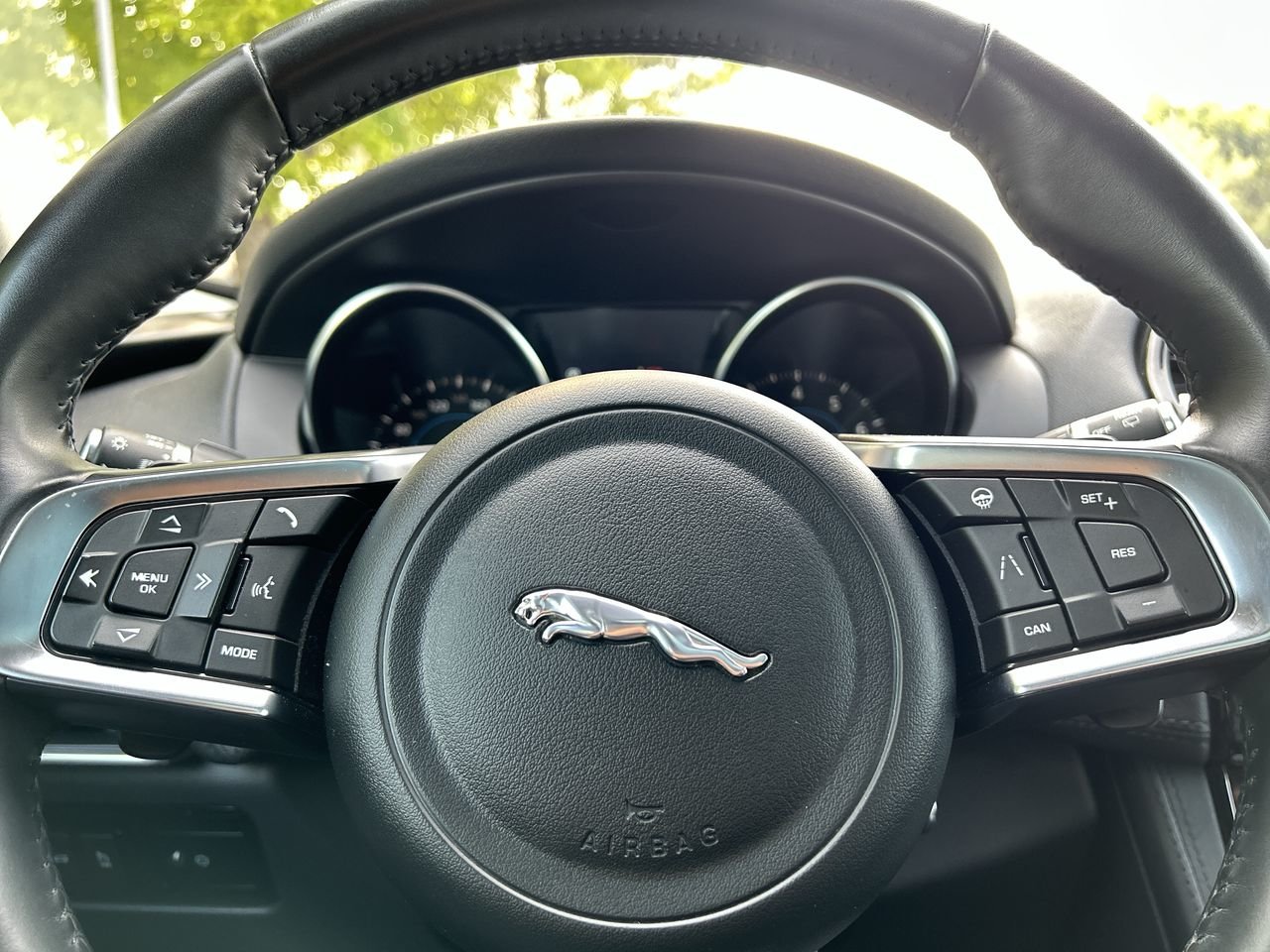 Used 2020 Black Jaguar 25t PRESTIGE image 22