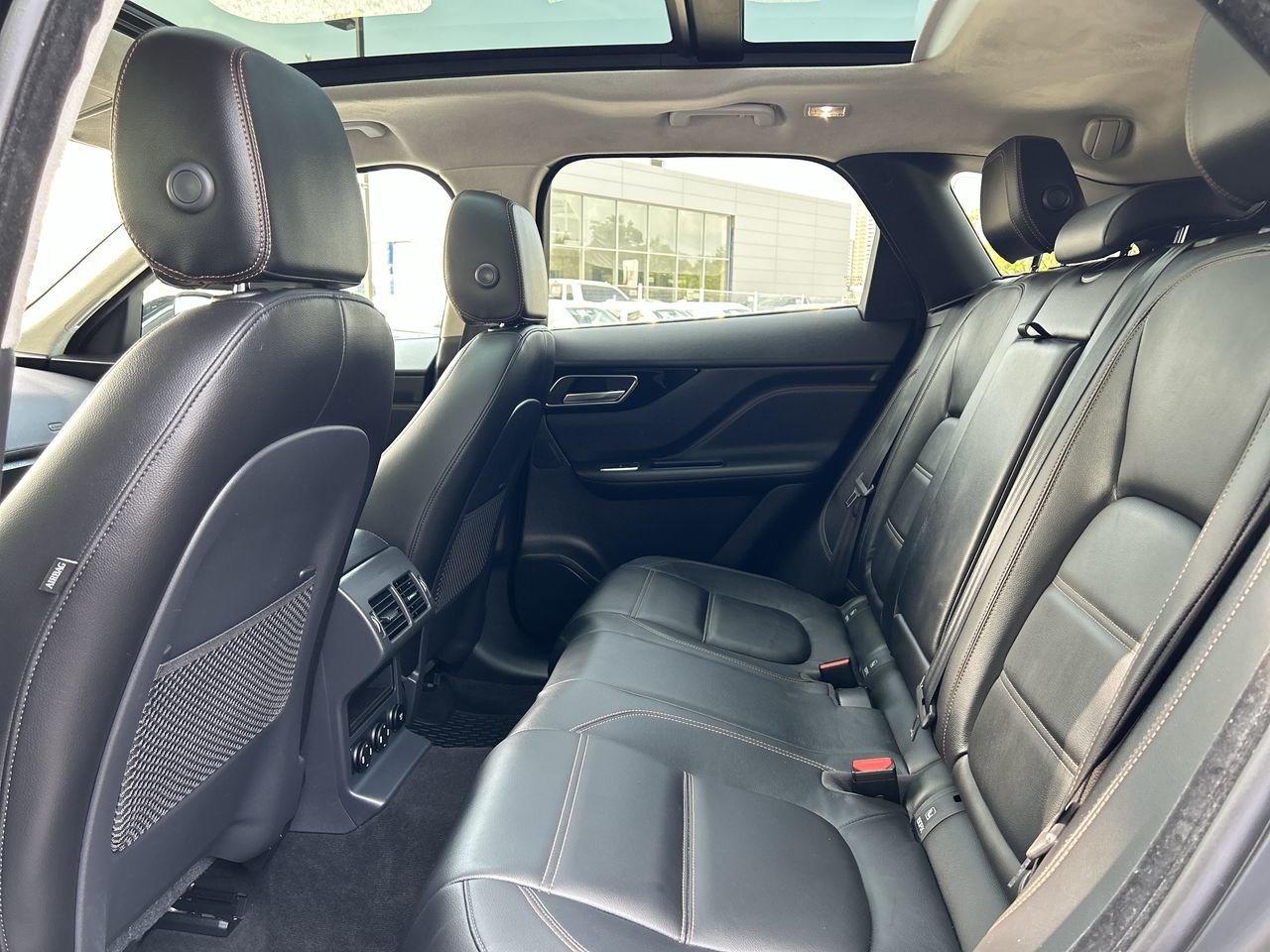 Used 2020 Black Jaguar 25t PRESTIGE image 31