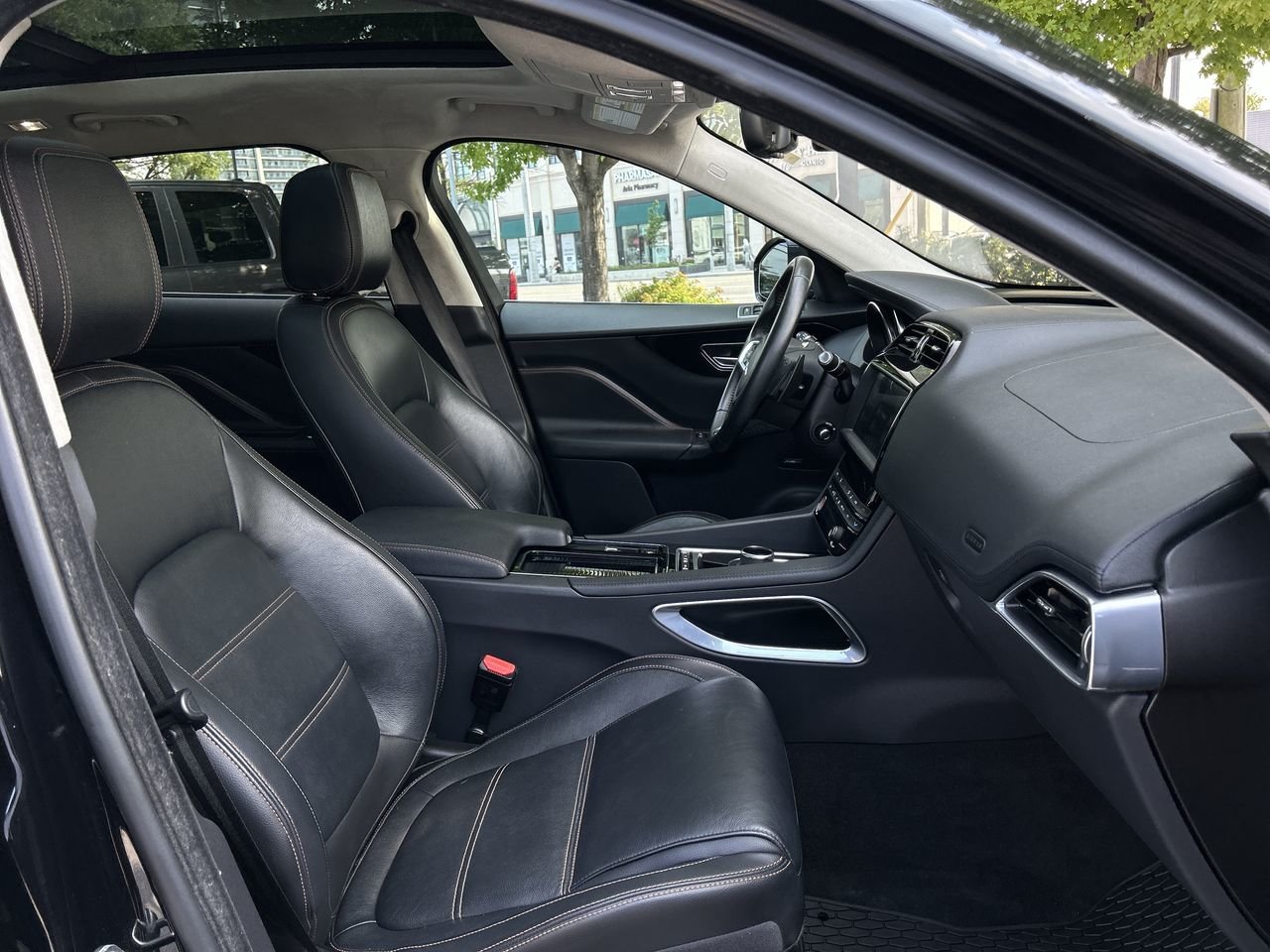Used 2020 Black Jaguar 25t PRESTIGE image 33