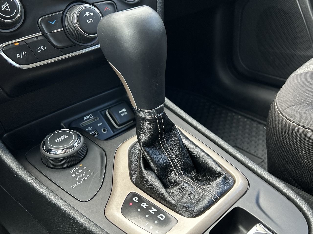 Used 2015 Silver Jeep 4x4 Sport image 28