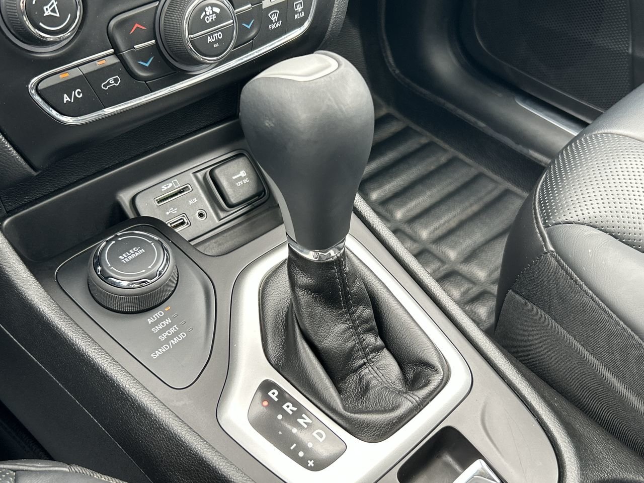 Used 2017 white Jeep 4x4 OVERLAND image 28