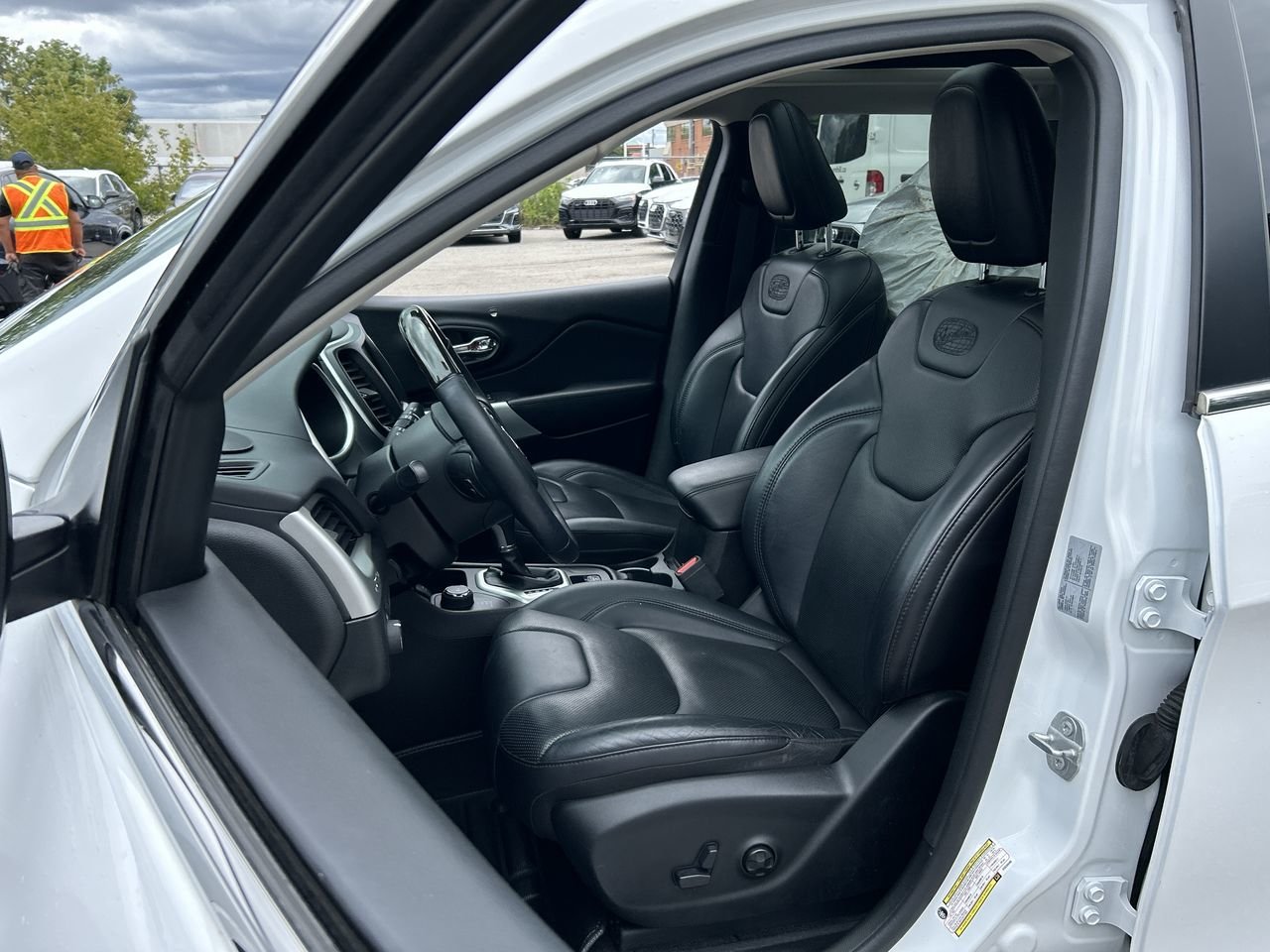 Used 2017 white Jeep 4x4 OVERLAND image 19