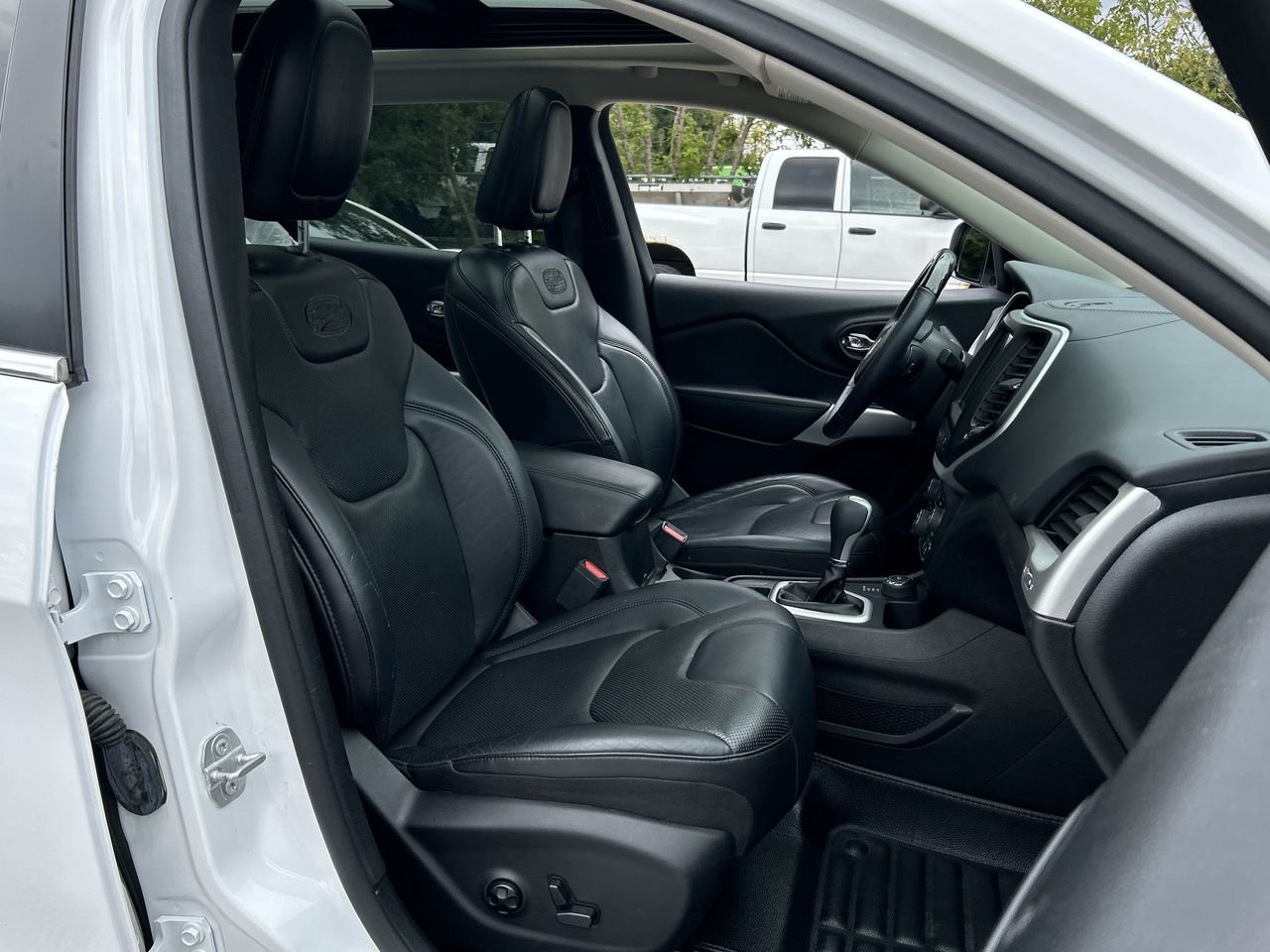 Used 2017 white Jeep 4x4 OVERLAND image 32