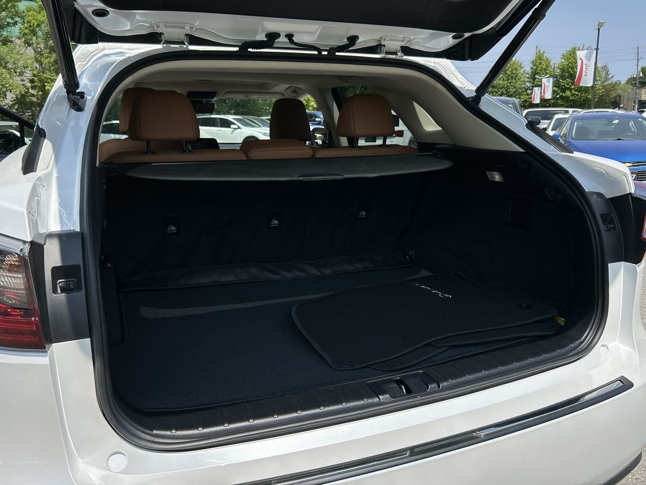 Used 2022 White Lexus 350 image 31