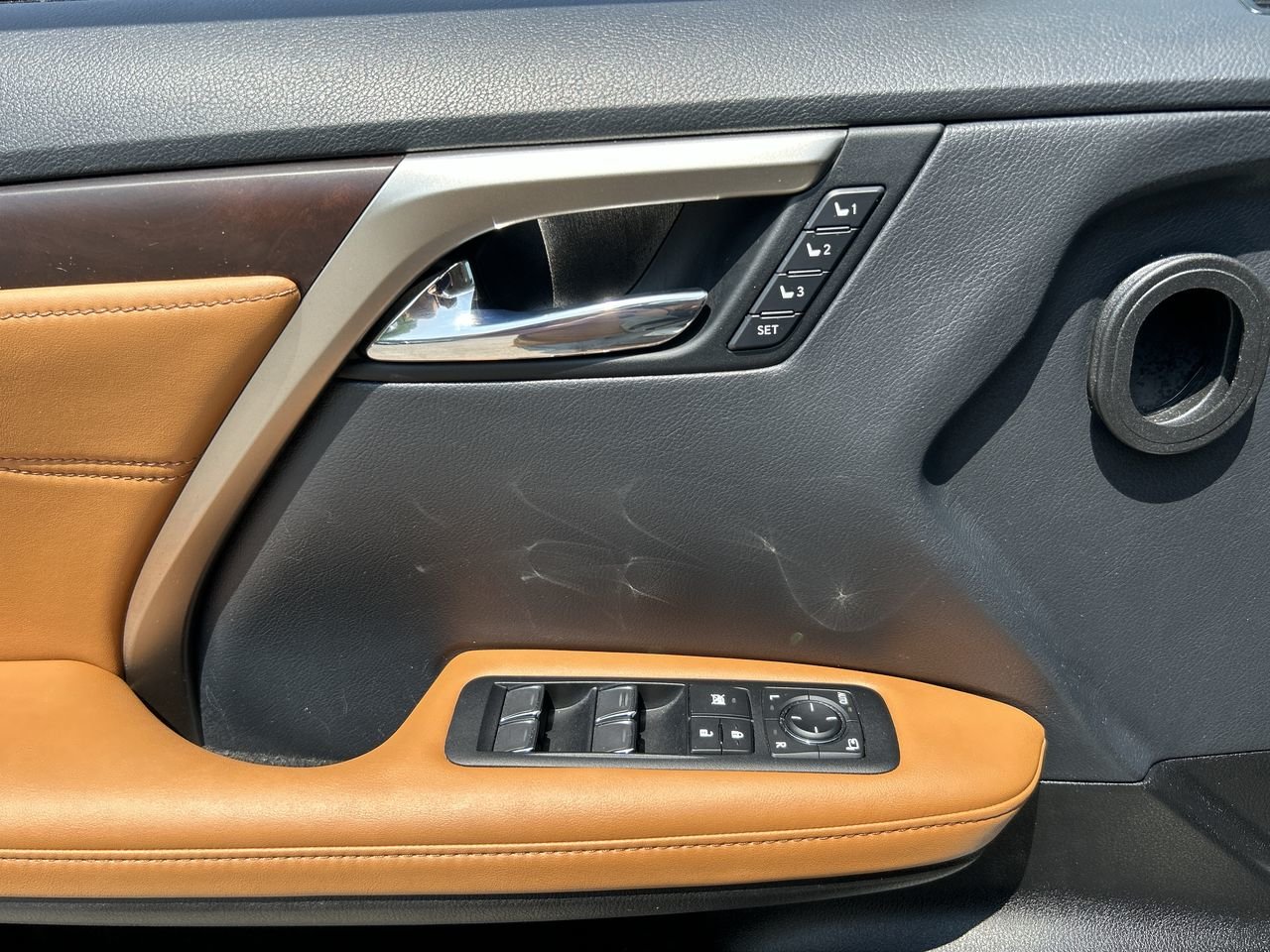 Used 2022 White Lexus 350 image 21