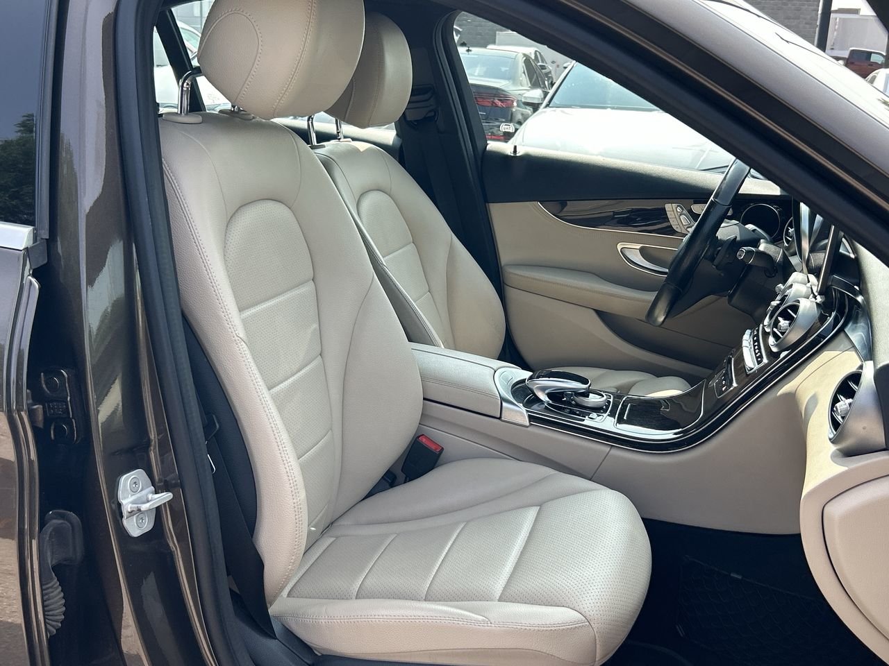 Used 2015 Brown Mercedes-Benz 4MATIC image 33