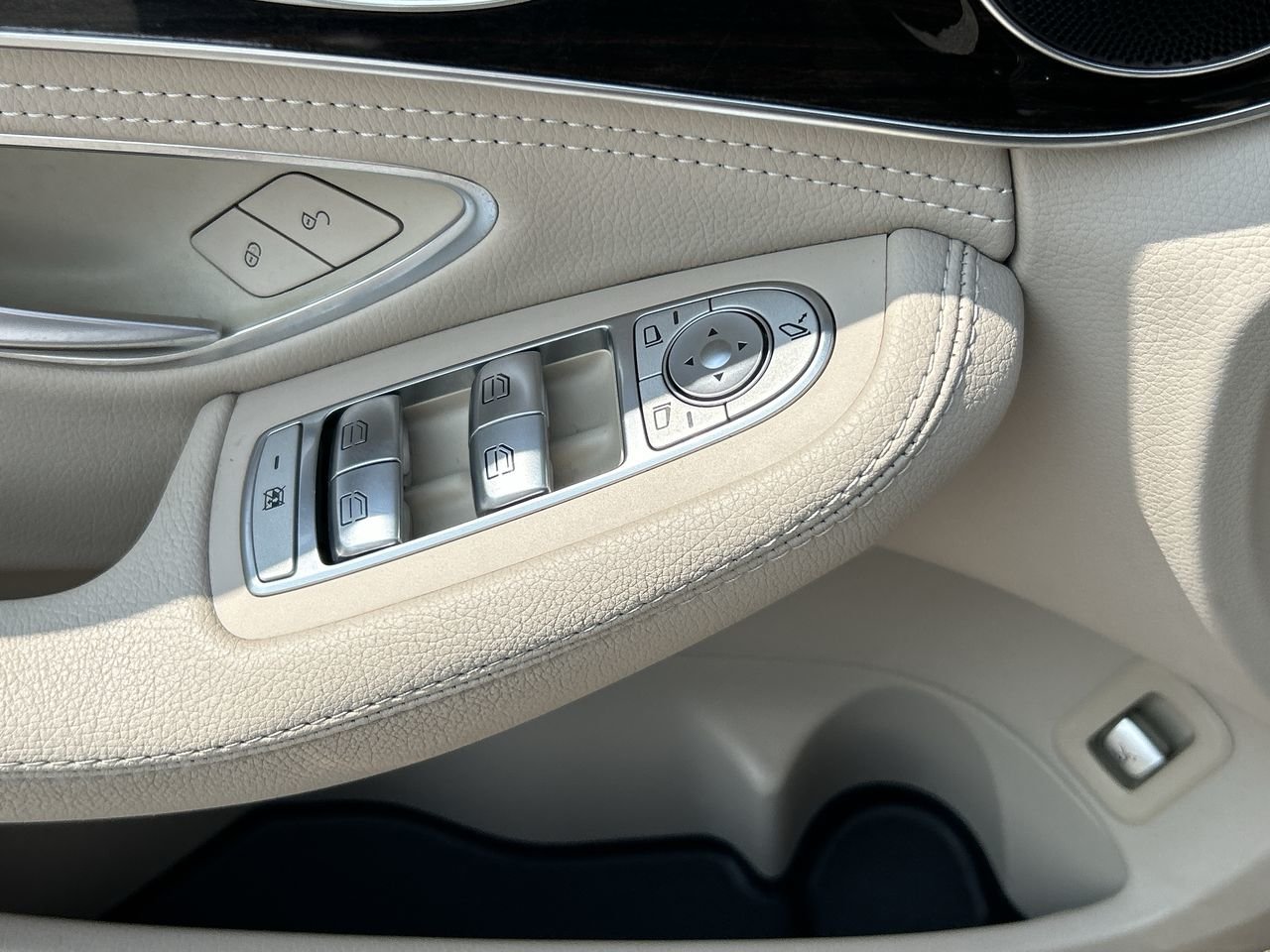 Used 2015 Brown Mercedes-Benz 4MATIC image 21