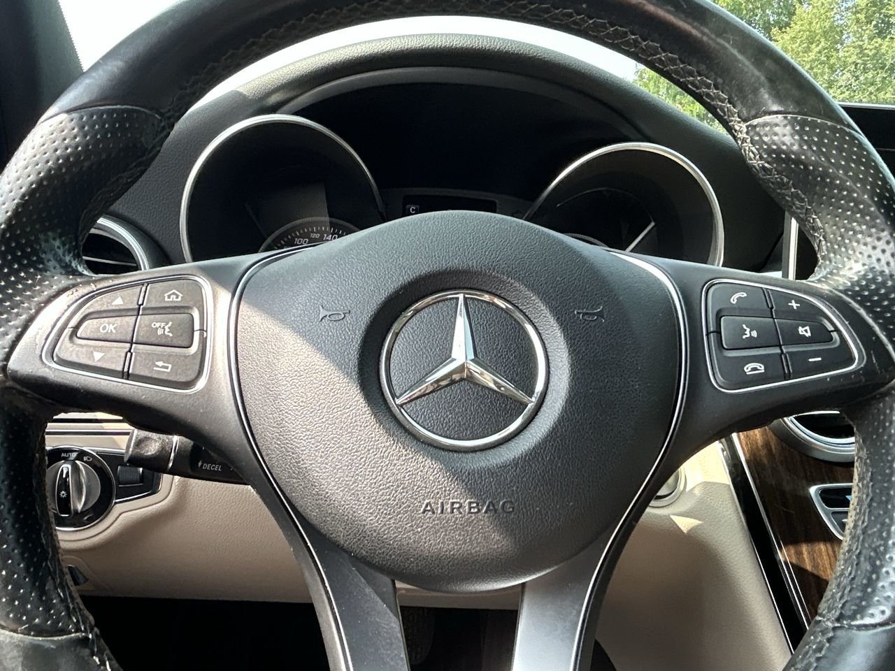 Used 2015 Brown Mercedes-Benz 4MATIC image 22