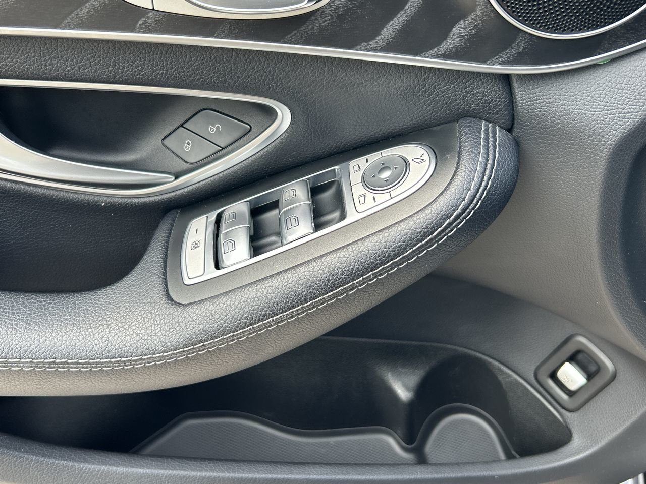 Used 2018 blue Mercedes-Benz 4MATIC image 21