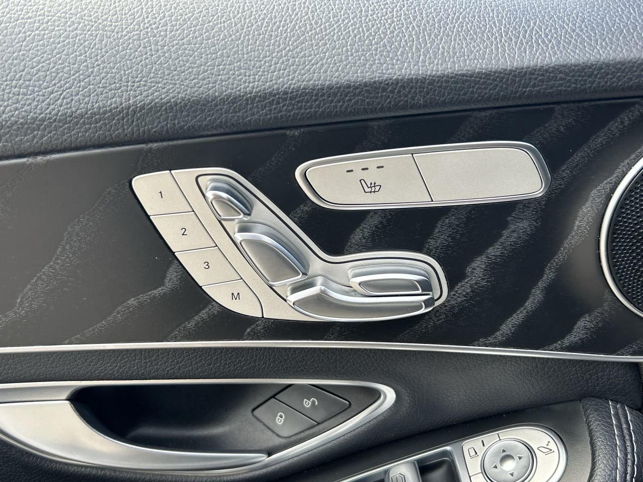 Used 2018 blue Mercedes-Benz 4MATIC image 20