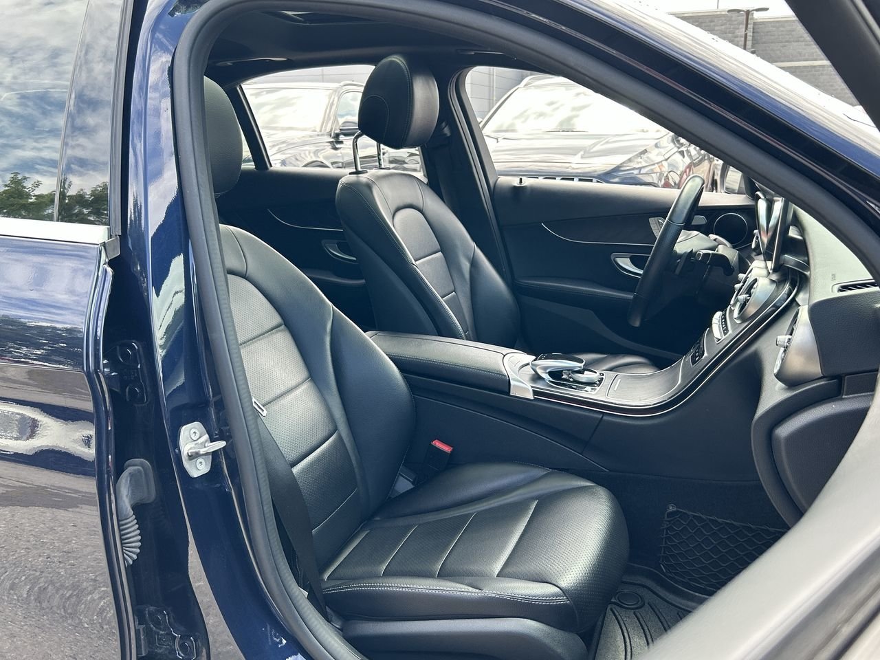 Used 2018 blue Mercedes-Benz 4MATIC image 33