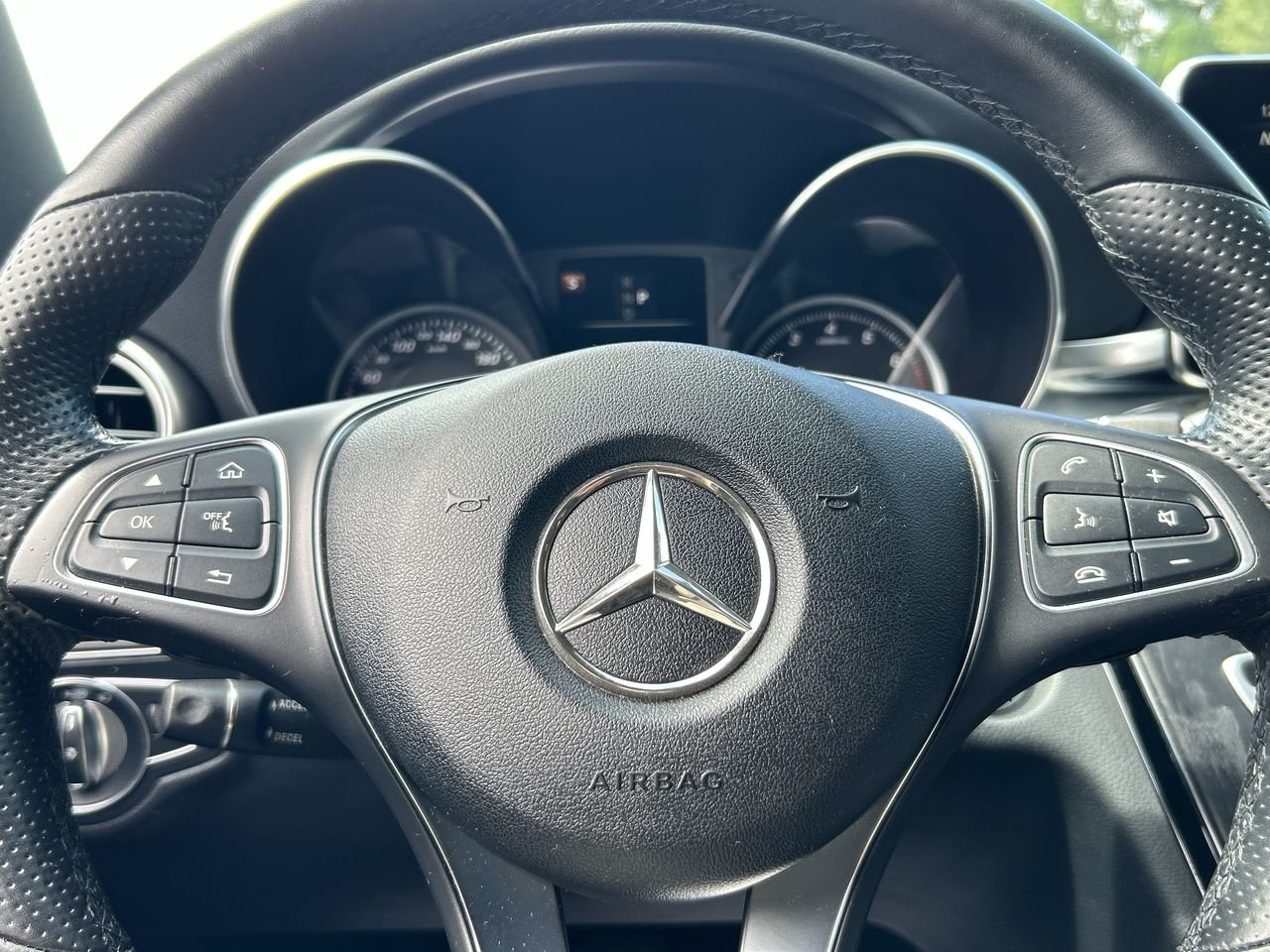Used 2018 blue Mercedes-Benz 4MATIC image 22