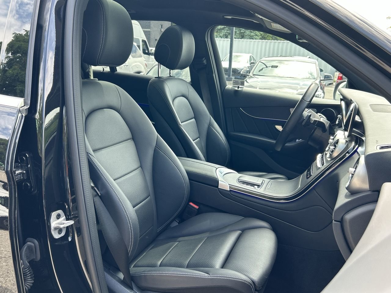 Used 2022 Black Mercedes-Benz 4MATIC image 33