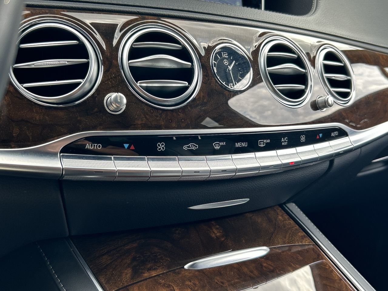 Used 2017 Black Mercedes-Benz 4MATIC image 27