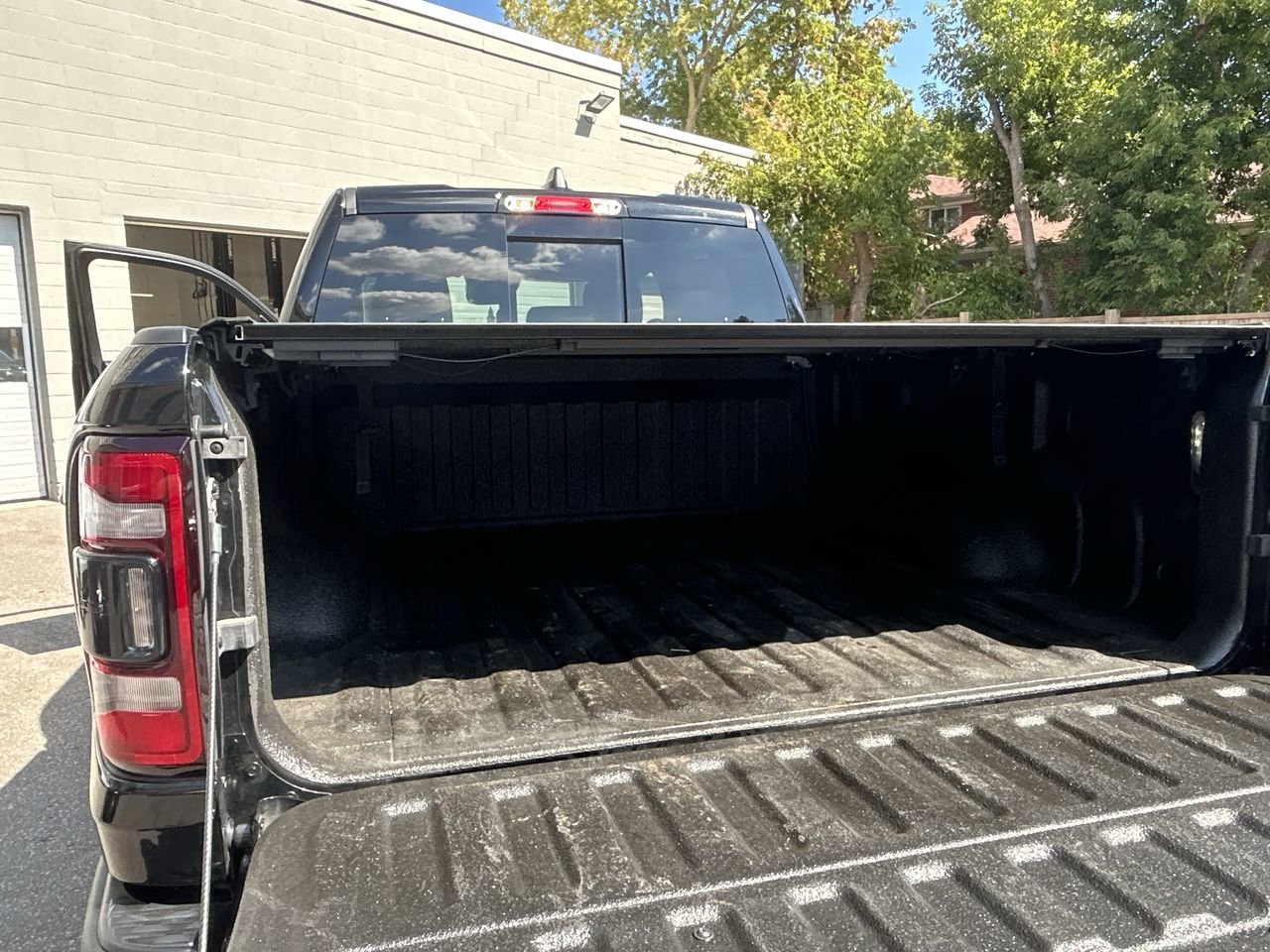 Used 2022 Granite Crystal (MET) / Diamond Black Crystal P.C. Ram Crew Cab image 32