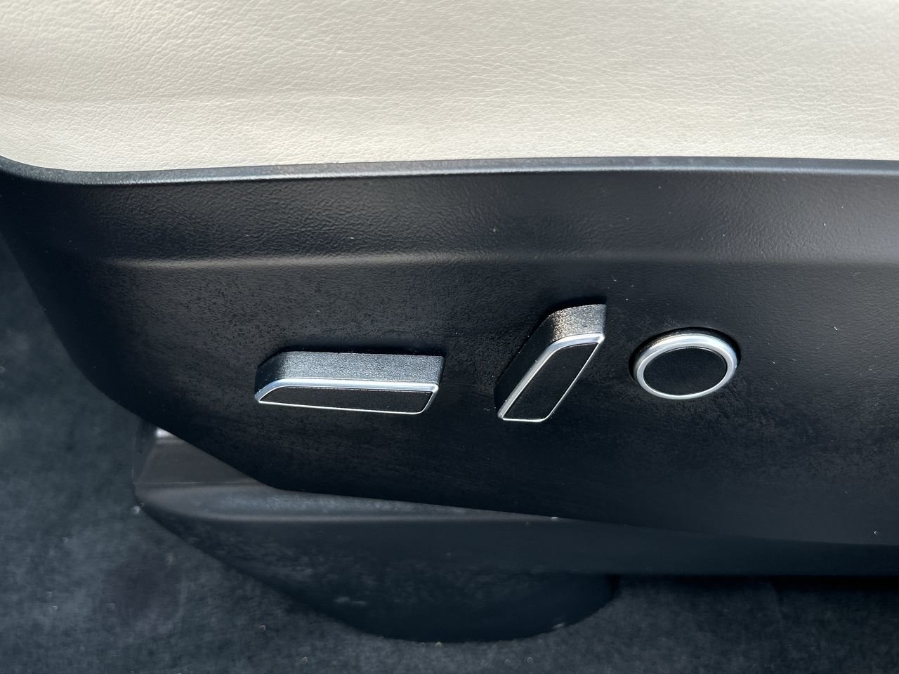 Used 2022 Black Tesla  image 20