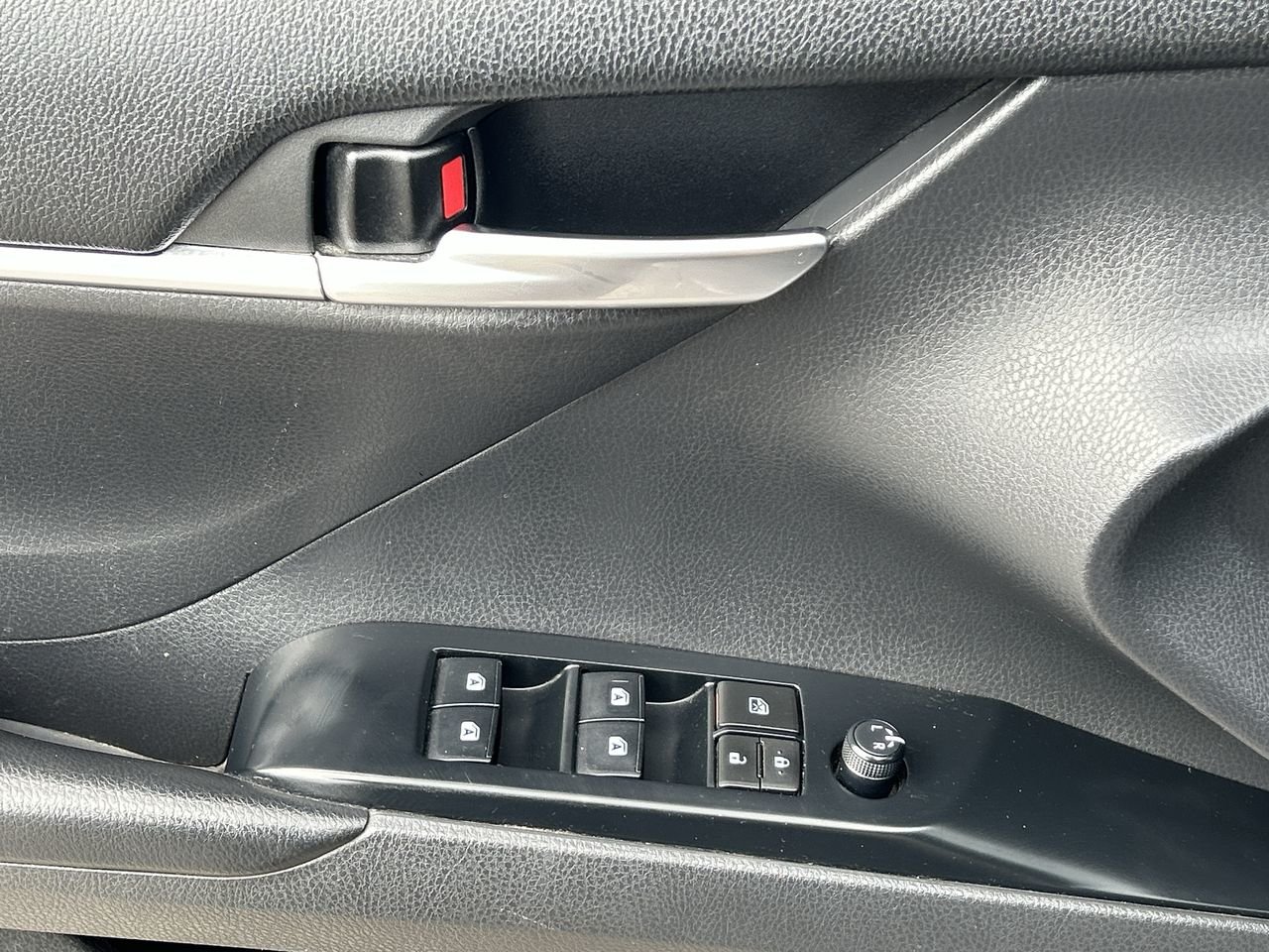 Used 2018 Pre-Dawn Grey Mica Toyota SE image 21