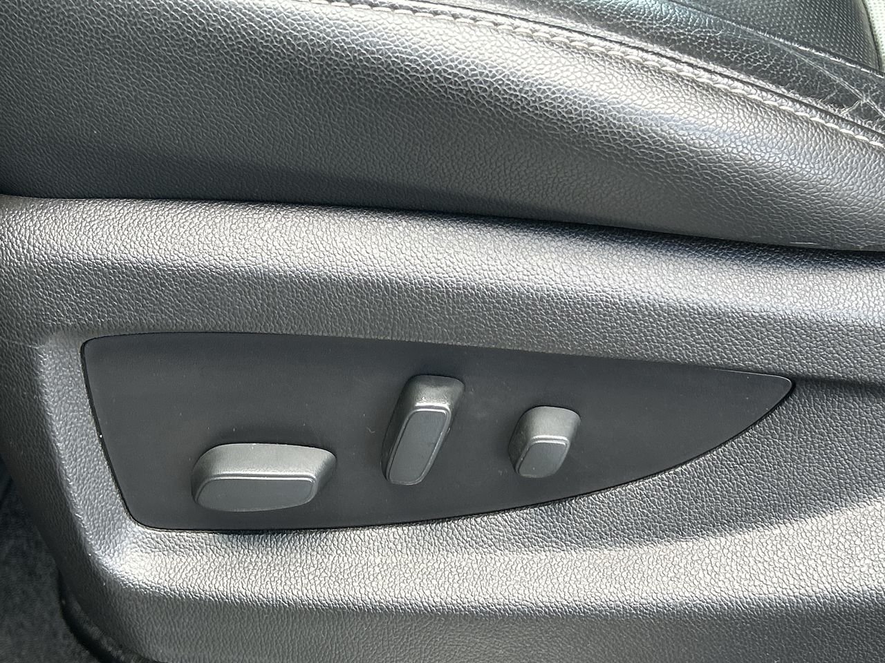Used 2018 Black Chevrolet Premier image 20