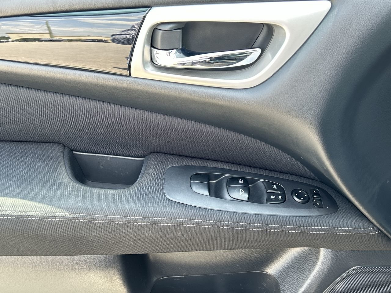 Used 2017 Magnetic Black Met Nissan S image 21
