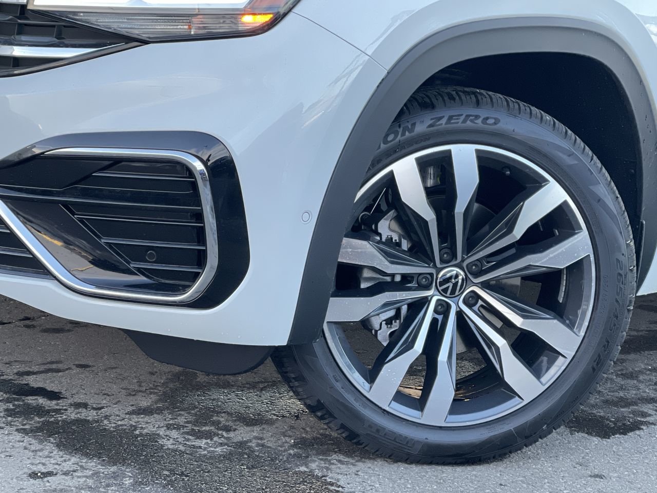 New 2023 Pure White Volkswagen Execline image 18