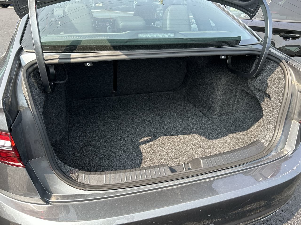 Certified Used 2021 Platinum Grey Met Volkswagen Highline image 32