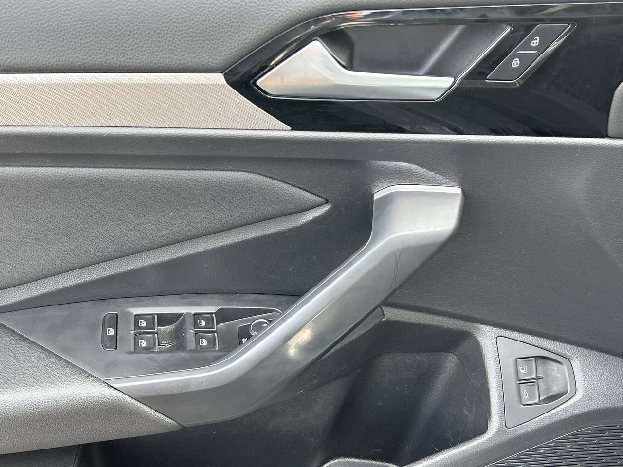 Certified Used 2021 Platinum Grey Met Volkswagen Highline image 21