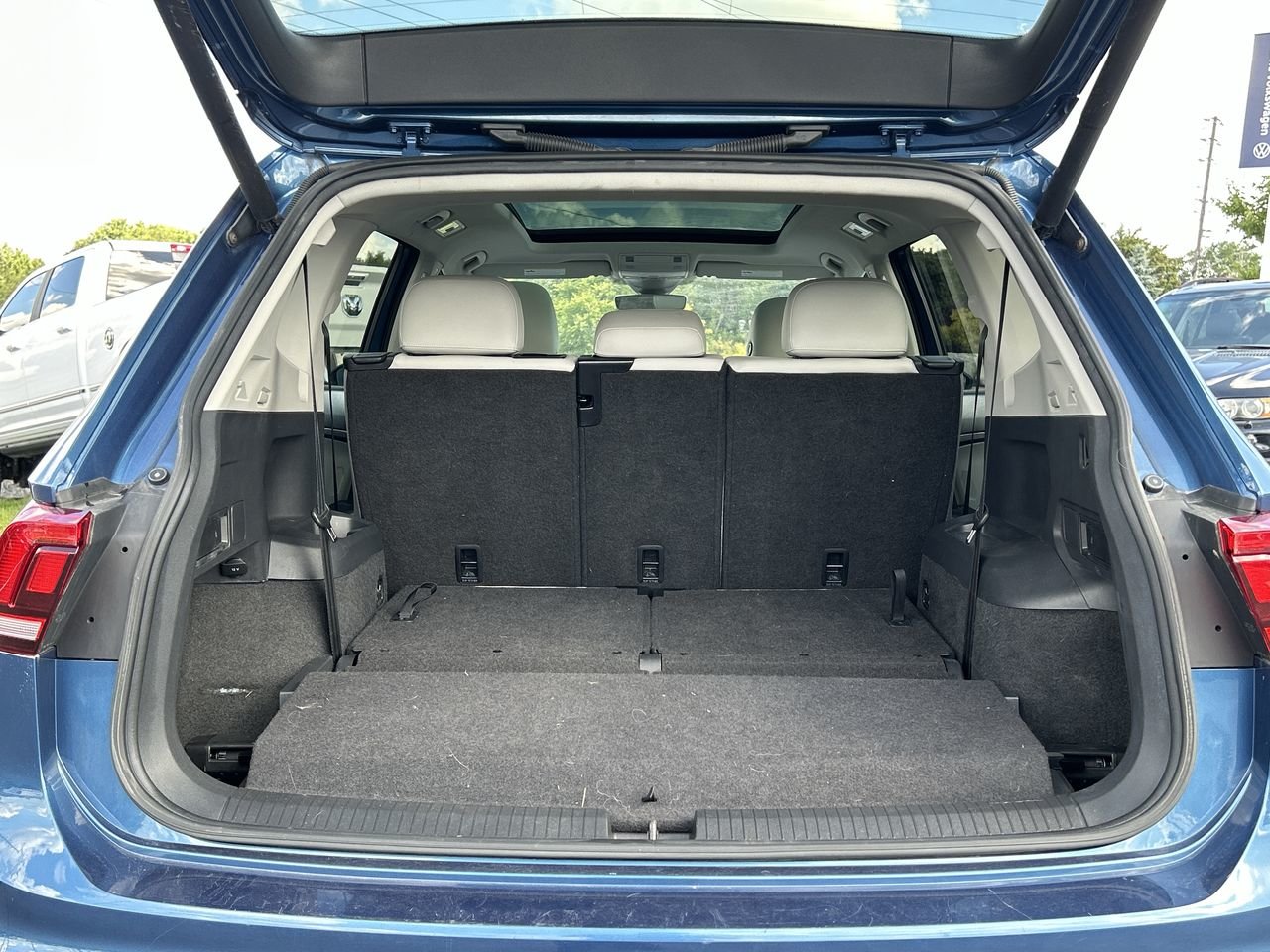 Used 2018 Silk Blue Met Volkswagen Highline image 32