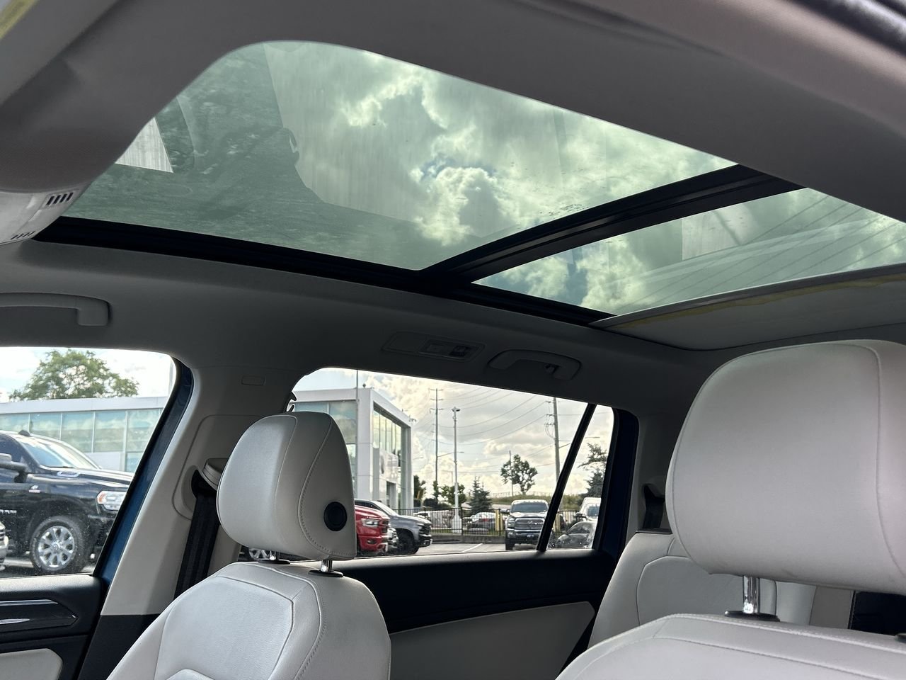 Used 2018 Silk Blue Met Volkswagen Highline image 30
