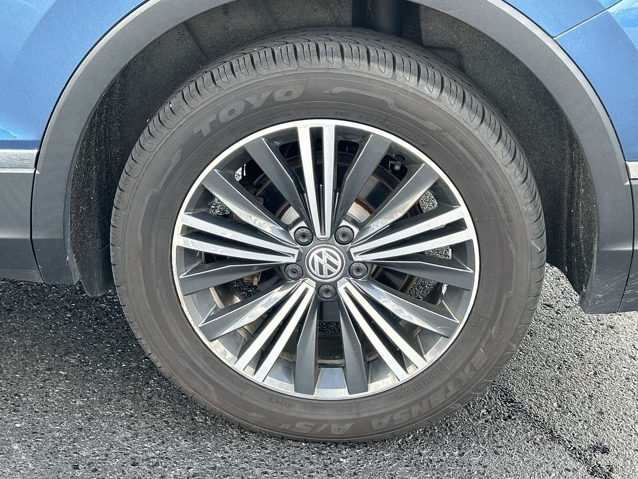 Used 2018 Silk Blue Met Volkswagen Highline image 18