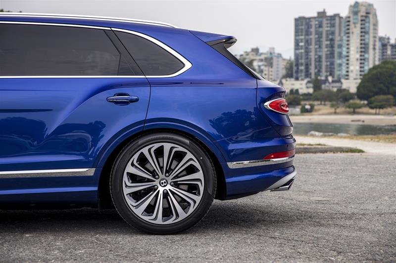Used 2023 Moroccan Blue Bentley EWB Azure image 9