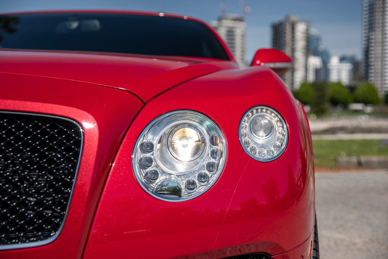 Used 2013 Dragon Red Bentley V8 image 7