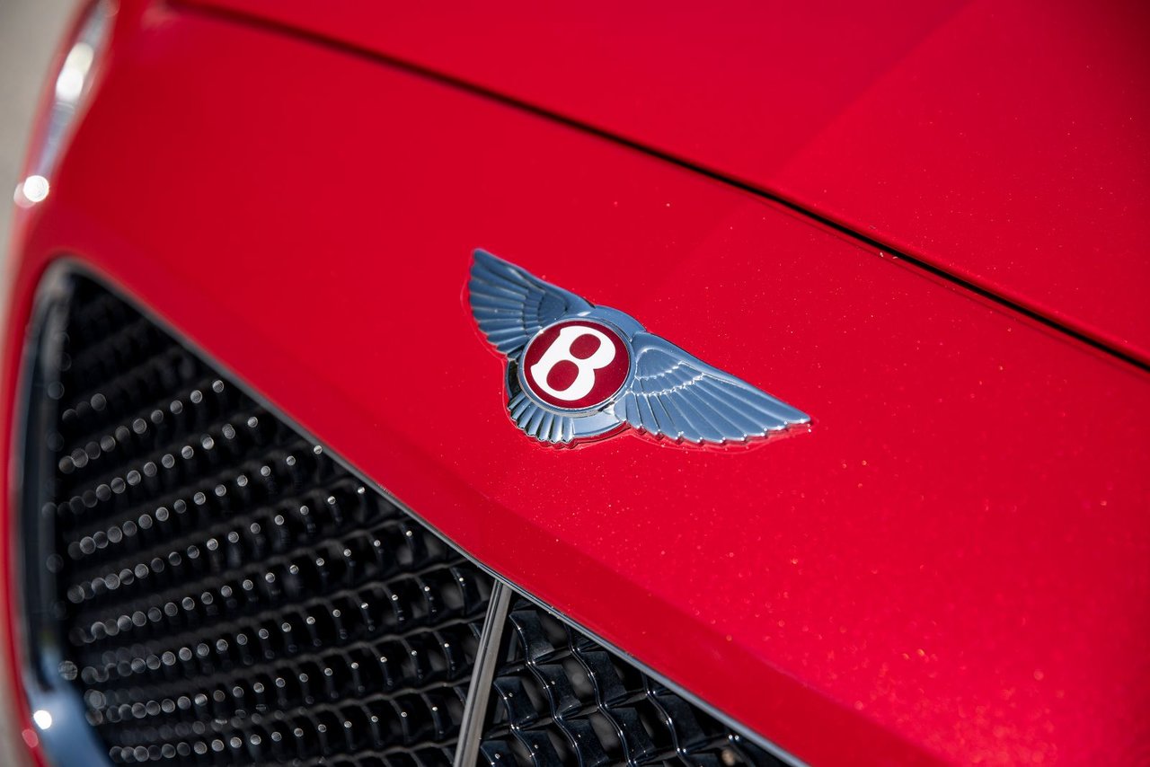 Used 2013 Dragon Red Bentley V8 image 5