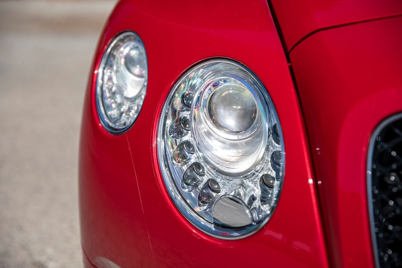 Used 2013 Dragon Red Bentley V8 image 4