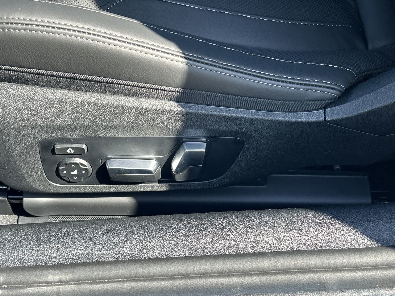2025 BMW 8 Series Cabriolet M850i xDrive, Toronto, Cash