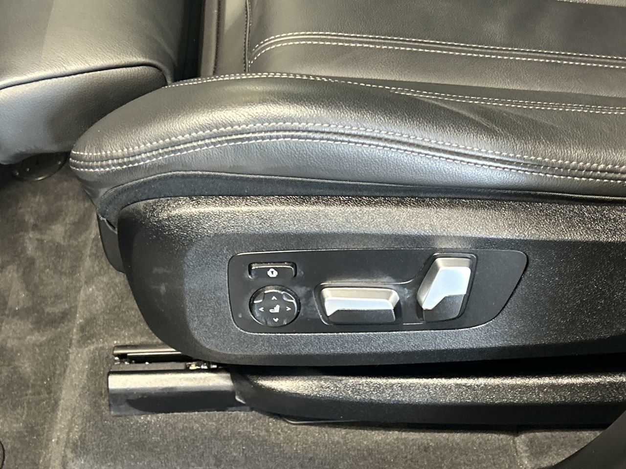 2022 BMW X5 XDrive40i | Essential Package, Toronto, Cash