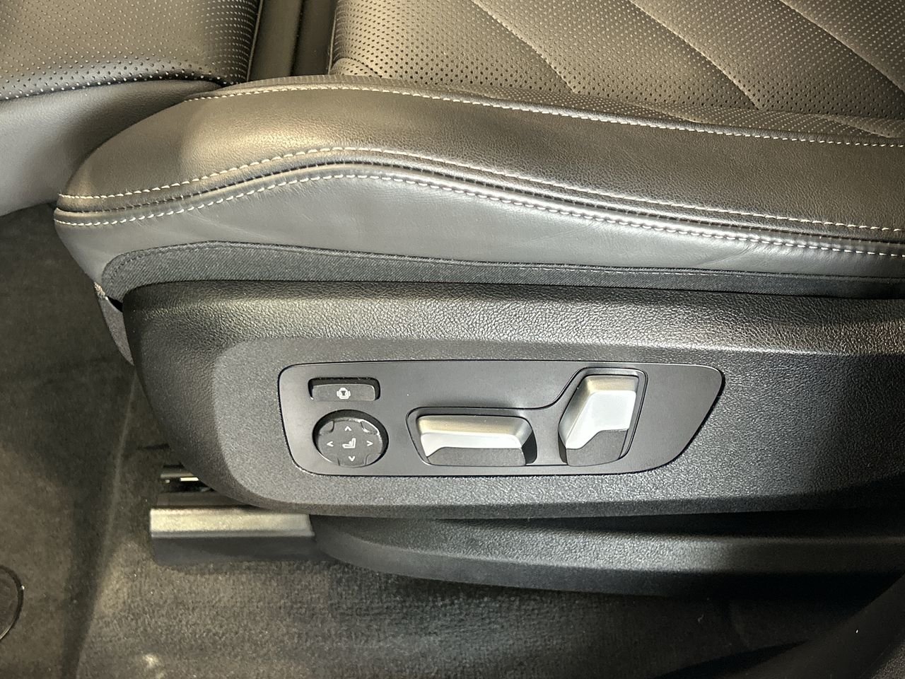 2024 BMW X5 XDrive40i | Essential Package, Toronto, Cash