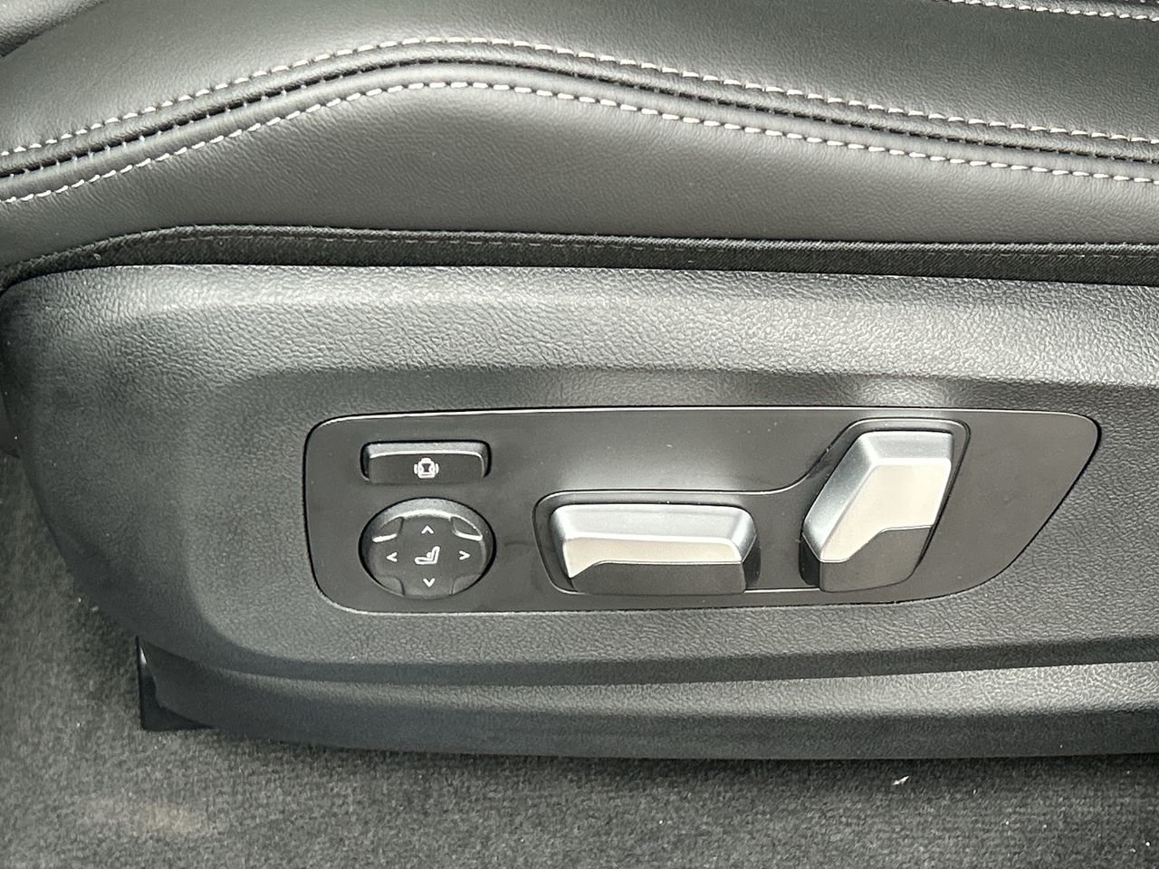 2024 BMW X5 XDrive40i | Essential Package, Toronto, Cash