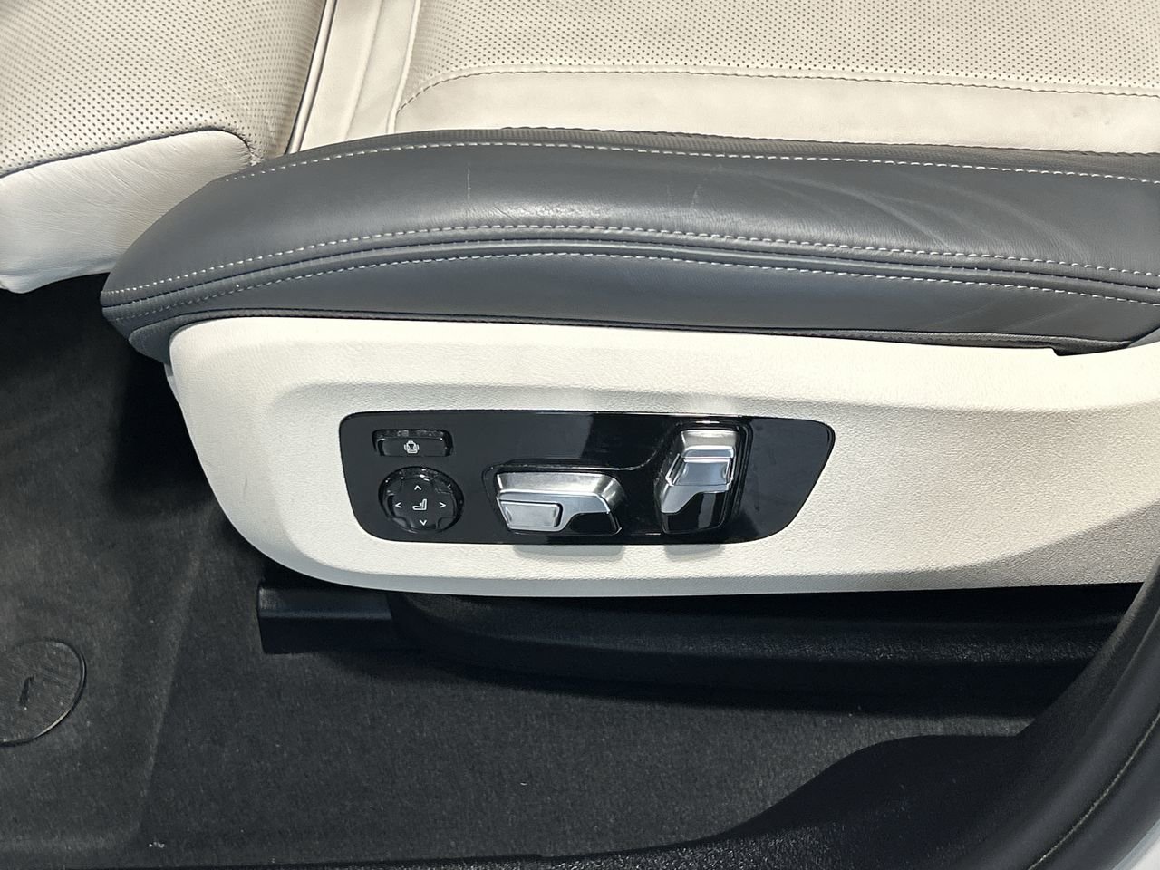 2024 BMW X6 M60i | Excellence PKG | M Carbon Exterior PKG, Toronto, Cash