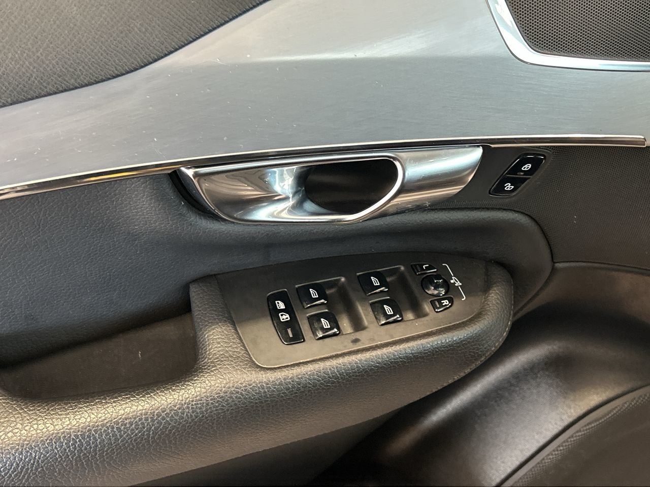 2018 Volvo XC90 T6 AWD Momentum, Toronto, Cash