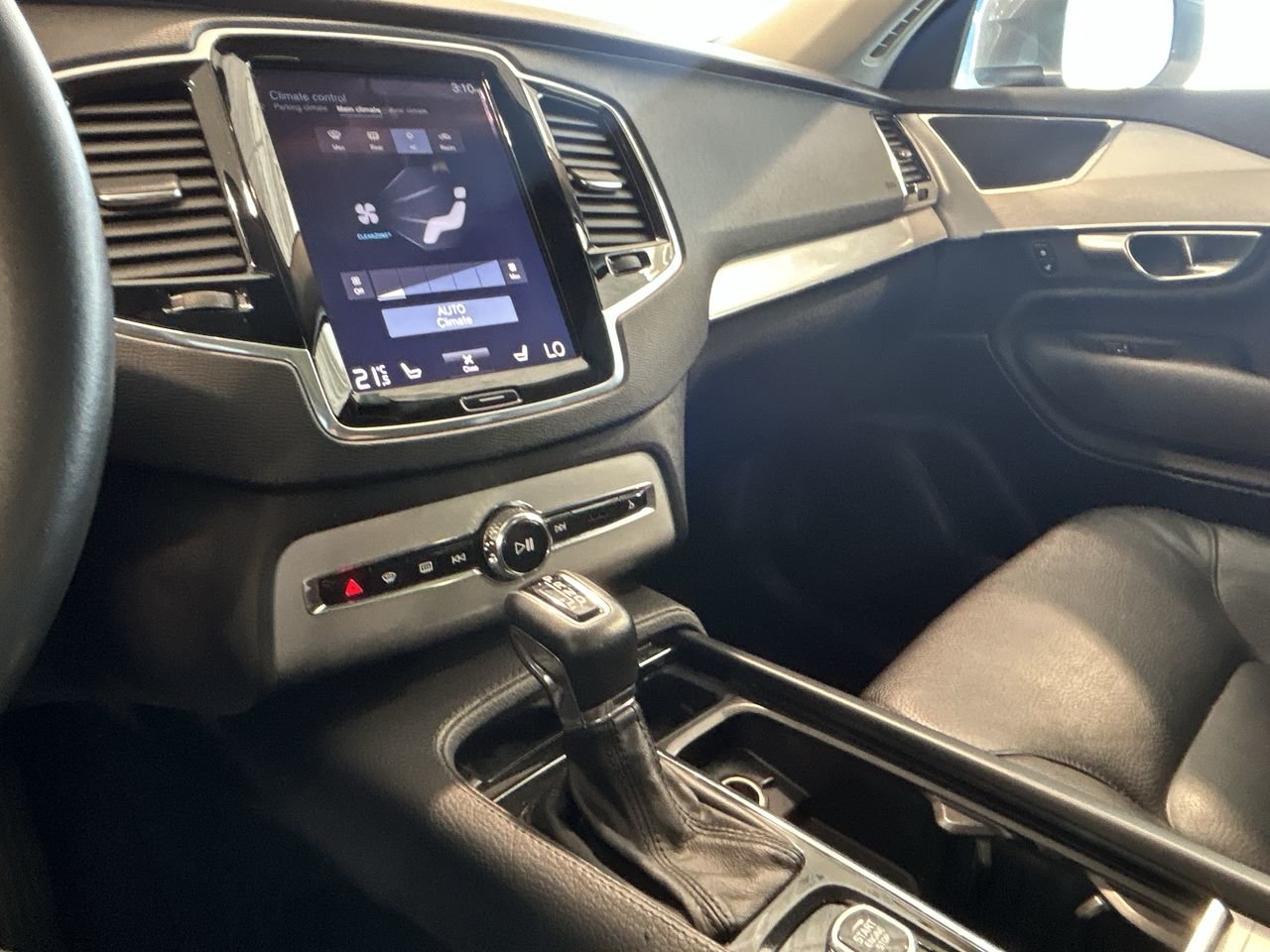 2018 Volvo XC90 T6 AWD Momentum, Toronto, Cash