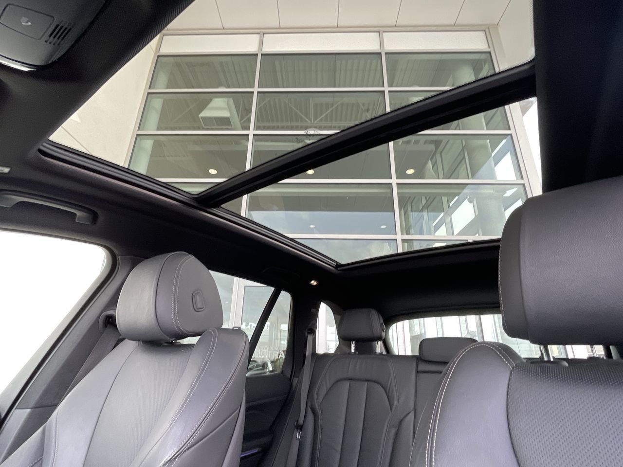Used 2019  BMW XDrive40i image 30