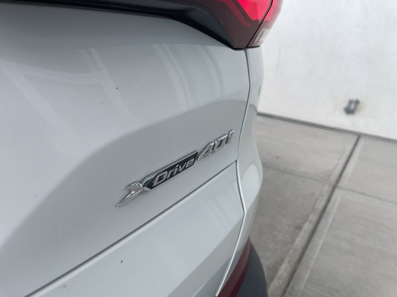 Used 2019 Alpine White Non-Metallic BMW XDrive40i image 17