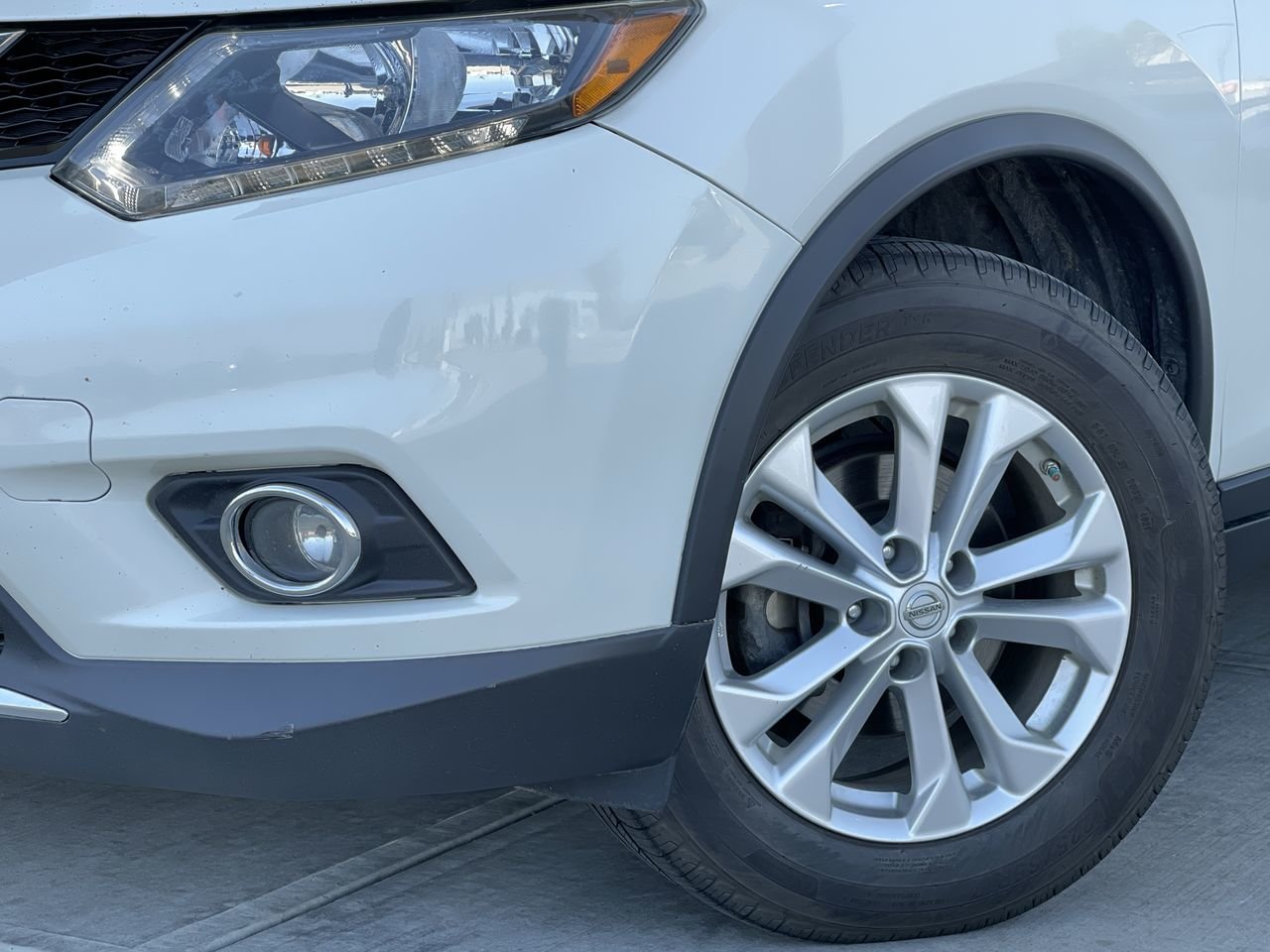 Used 2016 White Nissan SV image 18