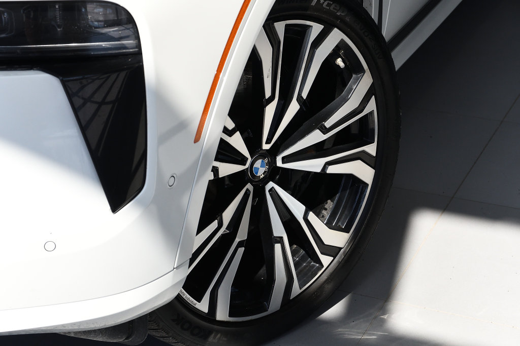 2025 BMW X7 M
