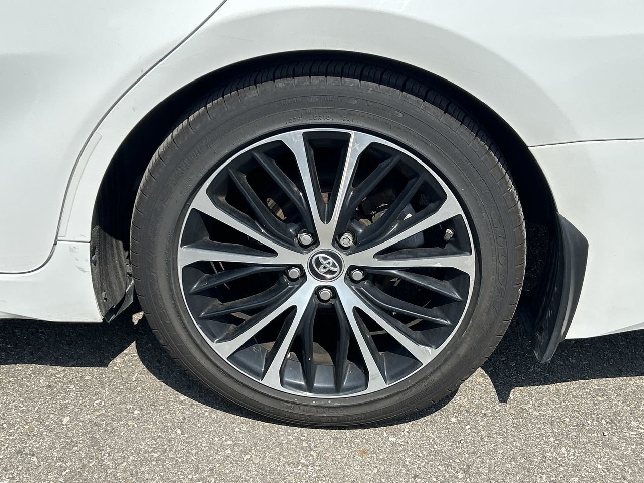 Certified Used 2019 WHITE Toyota 4-Door Sedan SE 8A image 18