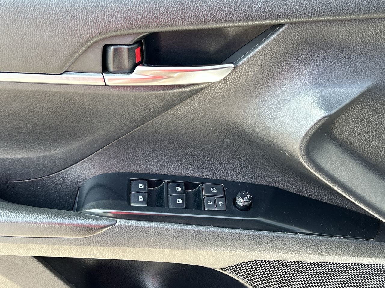 Certified Used 2019 WHITE Toyota 4-Door Sedan SE 8A image 21