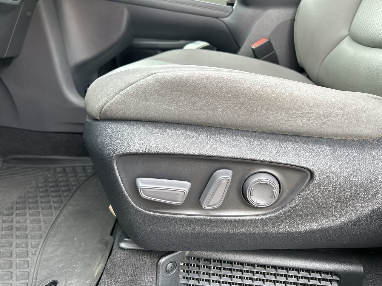 Certified Used 2022 Midnight Black Metallic Toyota Sienna XLE 8-Pass image 20